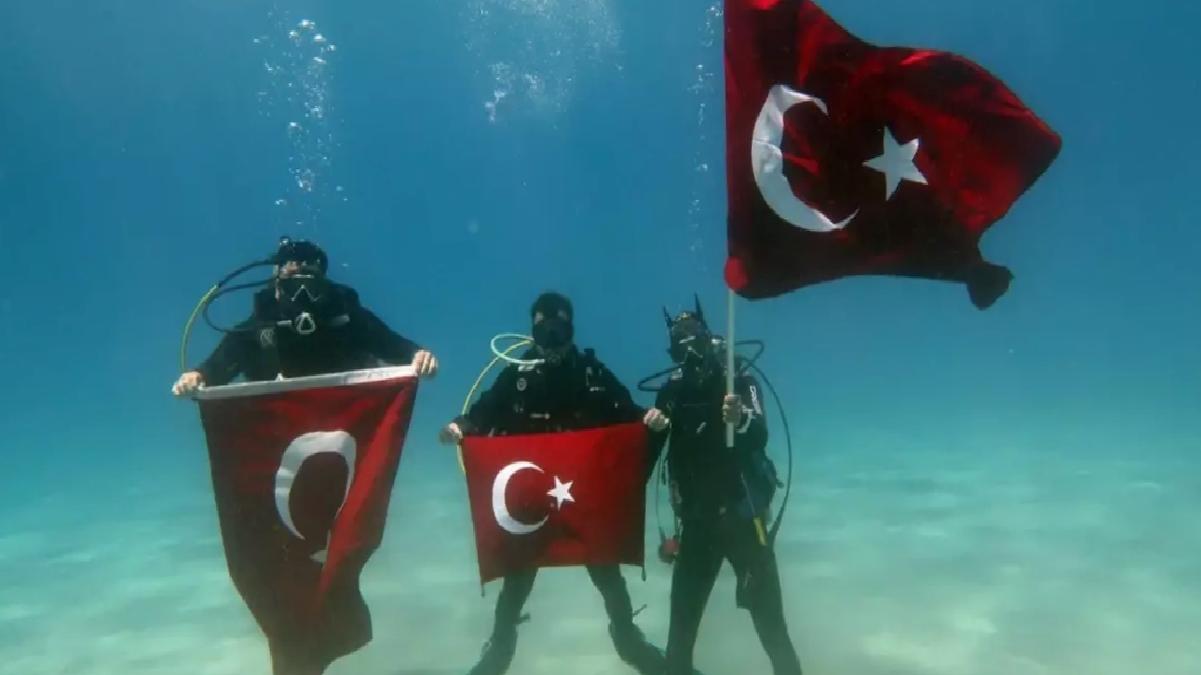 Dalgıçlar 19 Mayıs’ı Deniz Altında Kutladı
