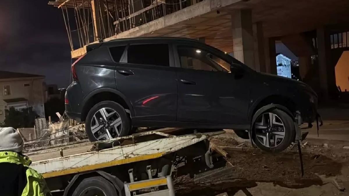 Darıca’da Otomobil İnşaat Sahasında Asılı Kaldı