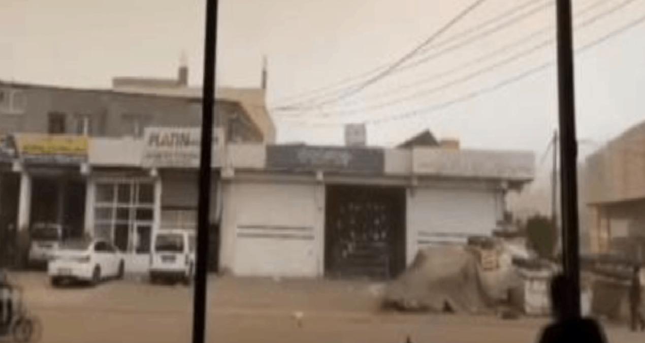 Dehşet anları: Motosikletliler fırtınada ölümden döndü!