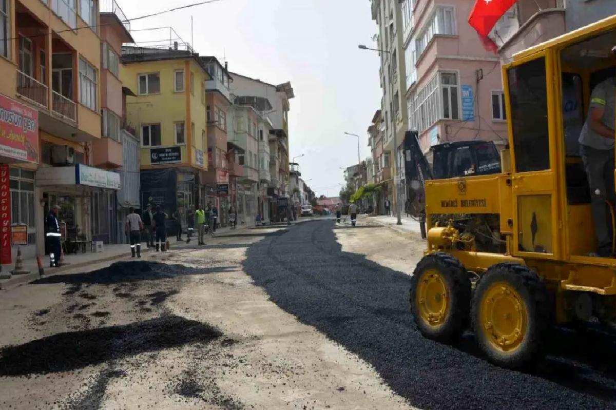 Demirci’de Ana Cadde Yollarına Sıcak Asfalt Çalışmaları Başladı