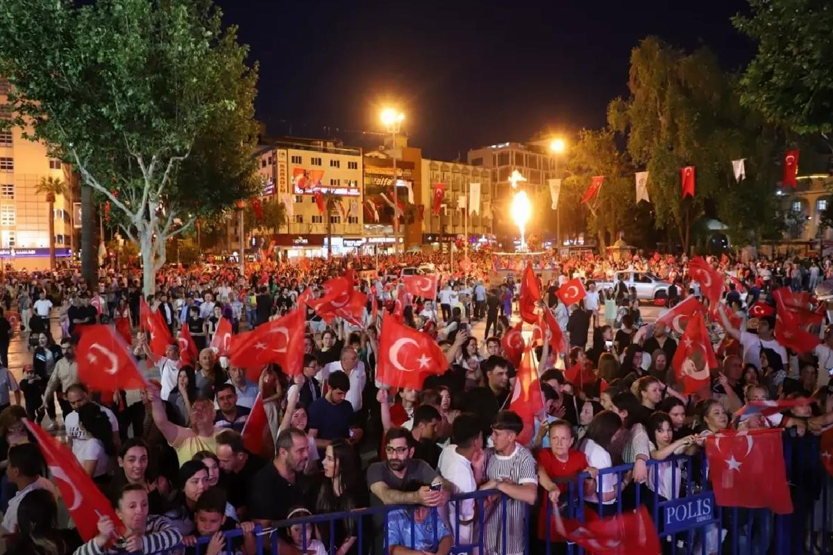 Denizli’de 19 Mayıs etkinlikleri kapsamında fener alayı düzenlendi