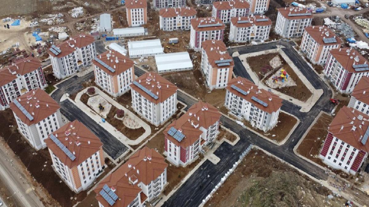 Deprem bölgesinde konutlar yükseliyor: Murat Kurum depremzede aileye misafir oldu