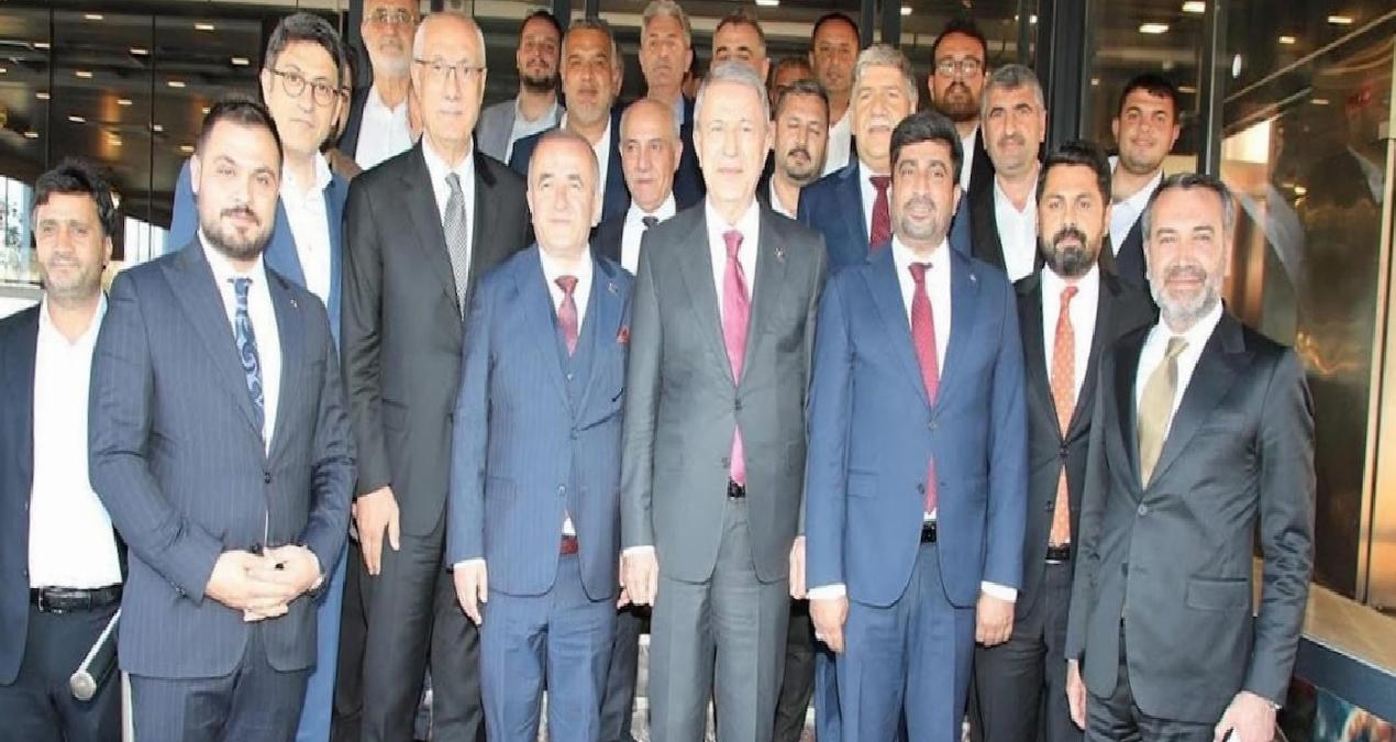 Devletin valisi, partinin neferi gibi: Hulusi Akar’ı AKP’lilerle birlikte uğurladı