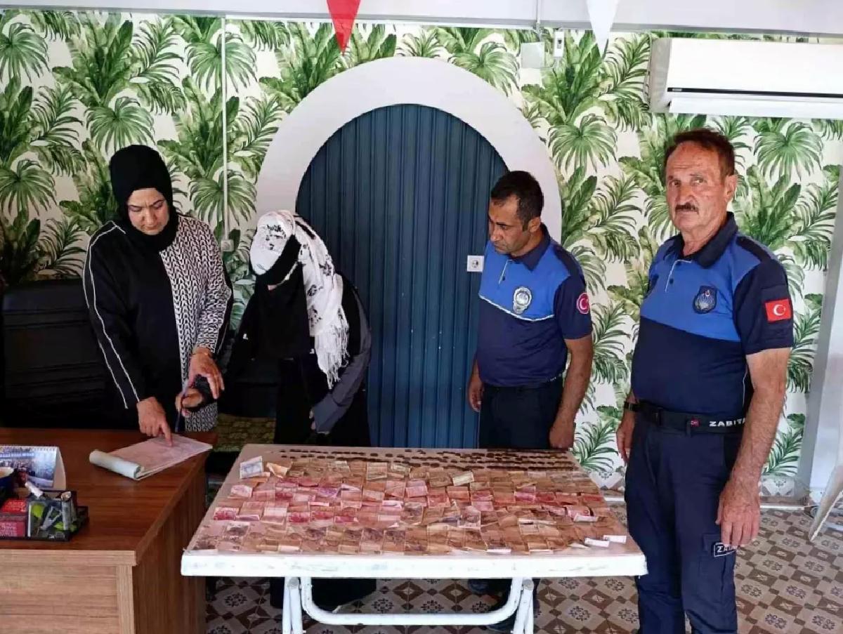 Dilenci Kadın, Yarım Günlük Kazancını Zabıta Ekiplerine Teslim Etti