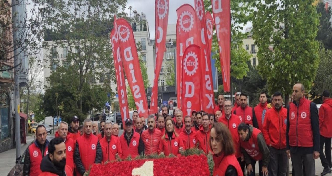 DİSK, Taksim Anıtı’na çelenk bıraktı