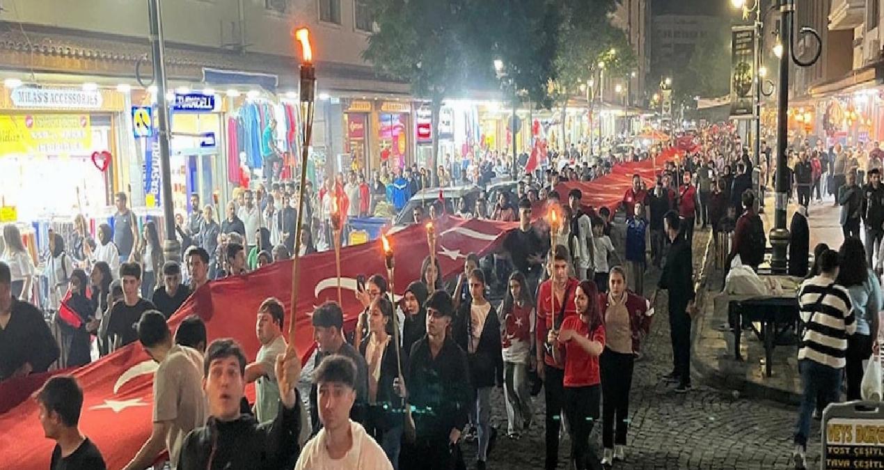 Diyarbakır’da 157 metrelik Türk Bayrağı yürüyüşü