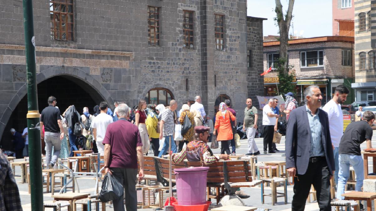 Diyarbakır’da PKK’nın fesih ilanı sevinci: Hepimiz bu ülkenin vatandaşlarıyız