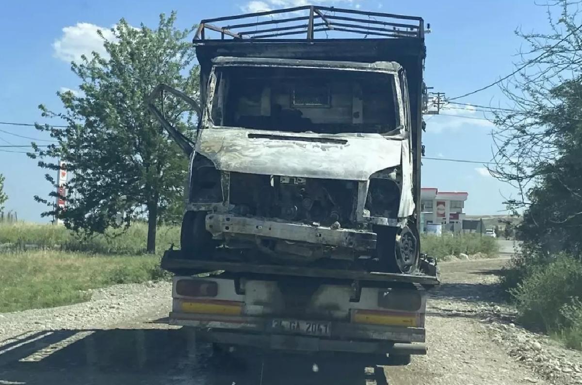 Diyarbakır’da Yanmış Kamyonette 2 Ceset Bulundu
