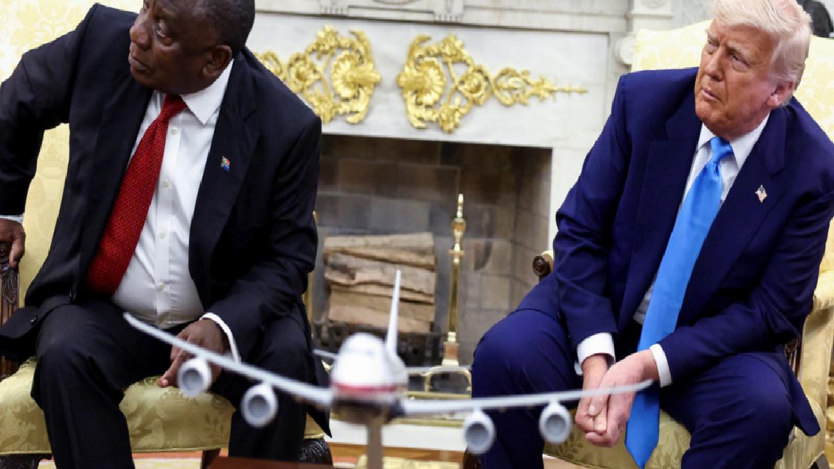 Donald Trump, Katar uçağı sorusuna sinirlendi: Muhabiri kovdu