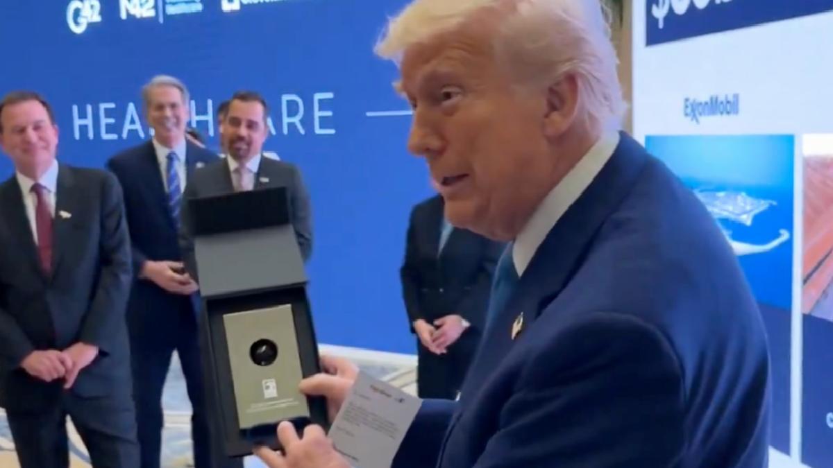 Donald Trump’ı Orta Doğu turu: Bir damla petrol hediye edildi