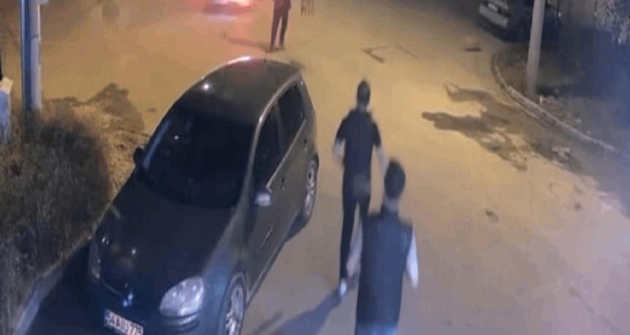 Drift yapan sürücünün otomobiline tabure fırlattı