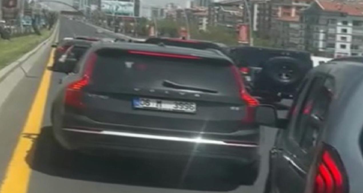 Düğün konvoyu yolu kesti:  Ambulans şoförü “İnsan hayatına mahal oluyorsunuz şuan yolu açar mısınız?” diyerek isyan etti
