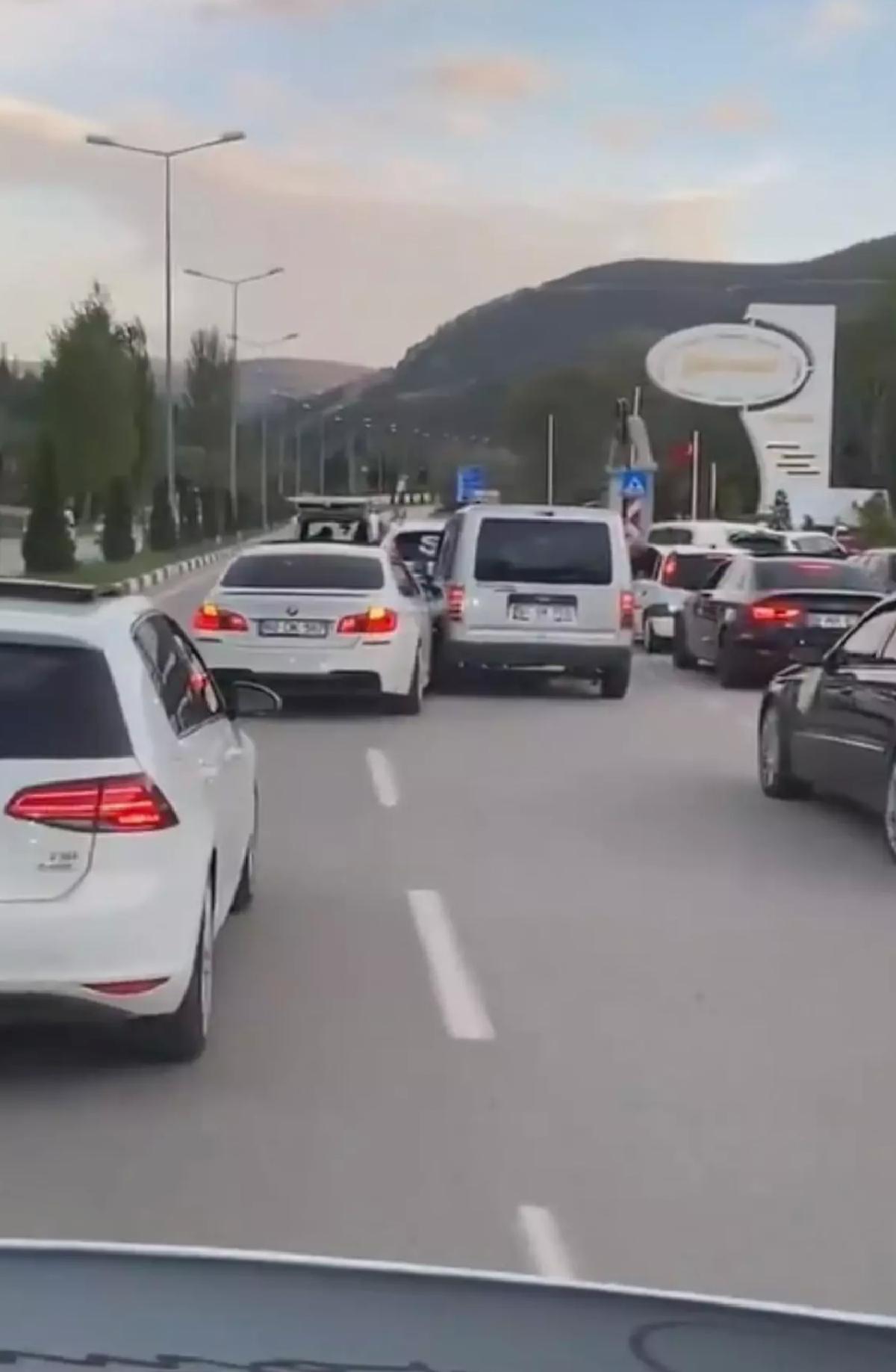 Düğün Konvoyunda Tehlikeli Yarış