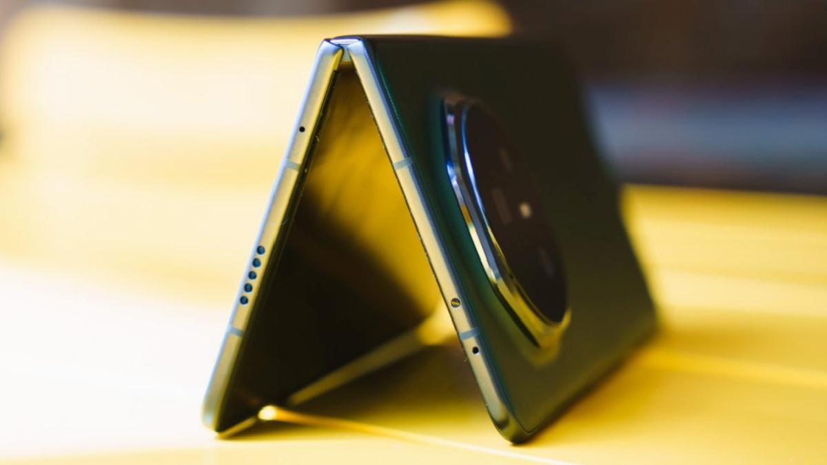 Dünyanın en ince katlanabilir telefonu haziranda geliyor