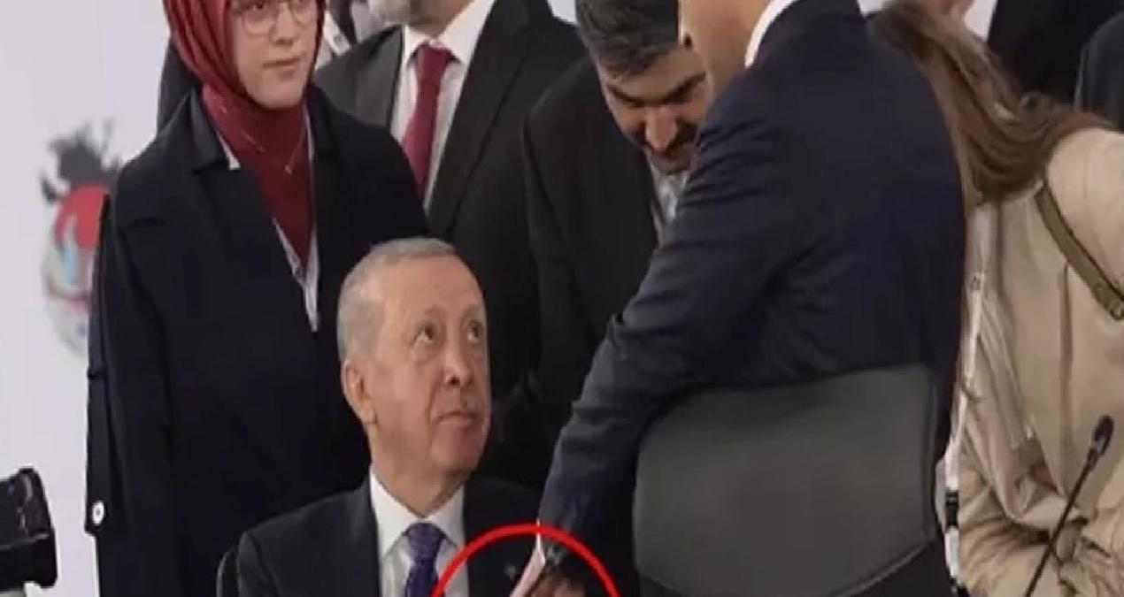 Dünyanın konuştuğu görüntü: Parmağını sıktı bırakmadı! Erdoğan, Macron’un üstünlük kurma çabasına izin vermedi