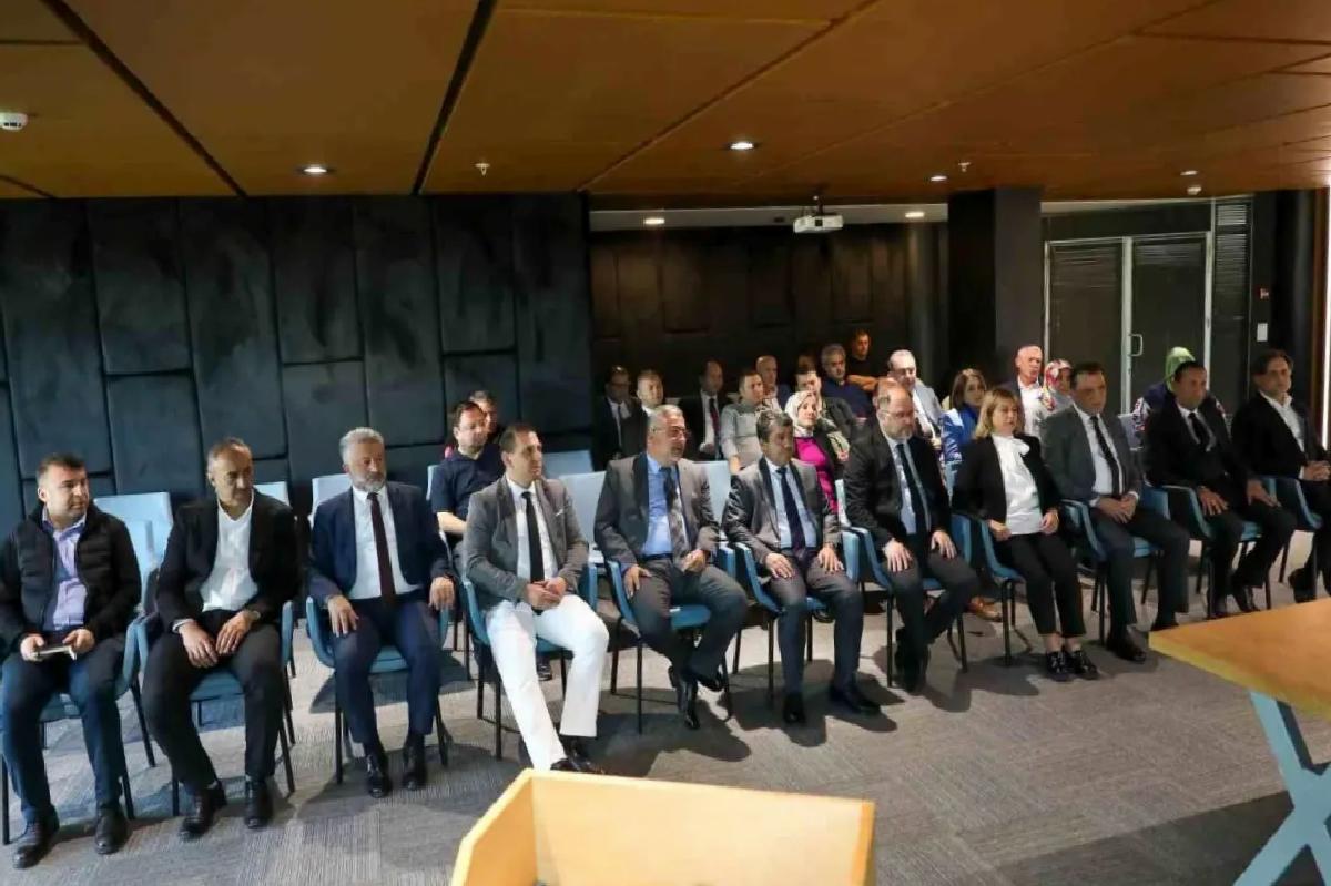 Düzce Belediye Başkanı Özlü, Yeni Yönetim Kadrosuyla İlk Toplantısını Yaptı