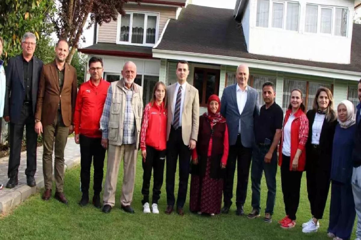 Düzce’de Gençlik Haftası Kutlamaları Kuraş Milli Sporcusu Ayşenaz Tosun’u Ziyaret ile Devam Etti