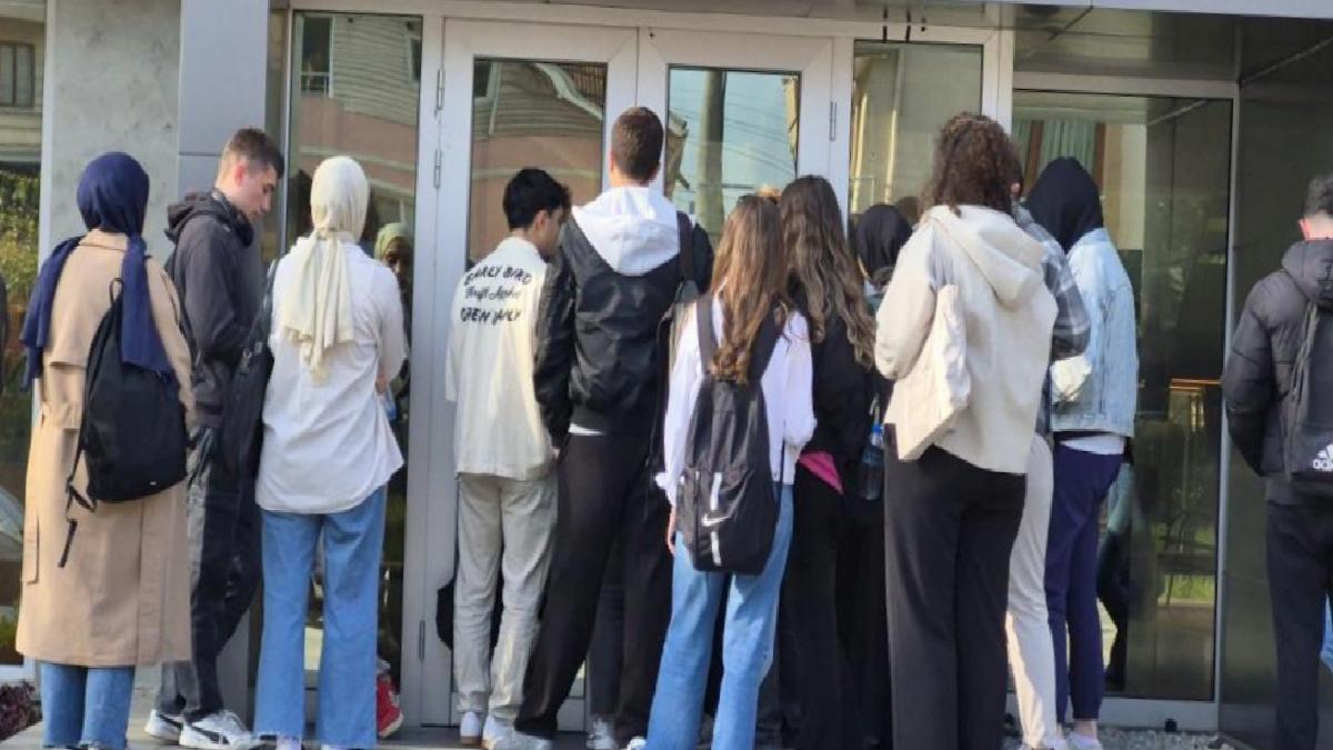 Düzce’de sınava hazırlanan gençlerin kütüphane kuyruğu
