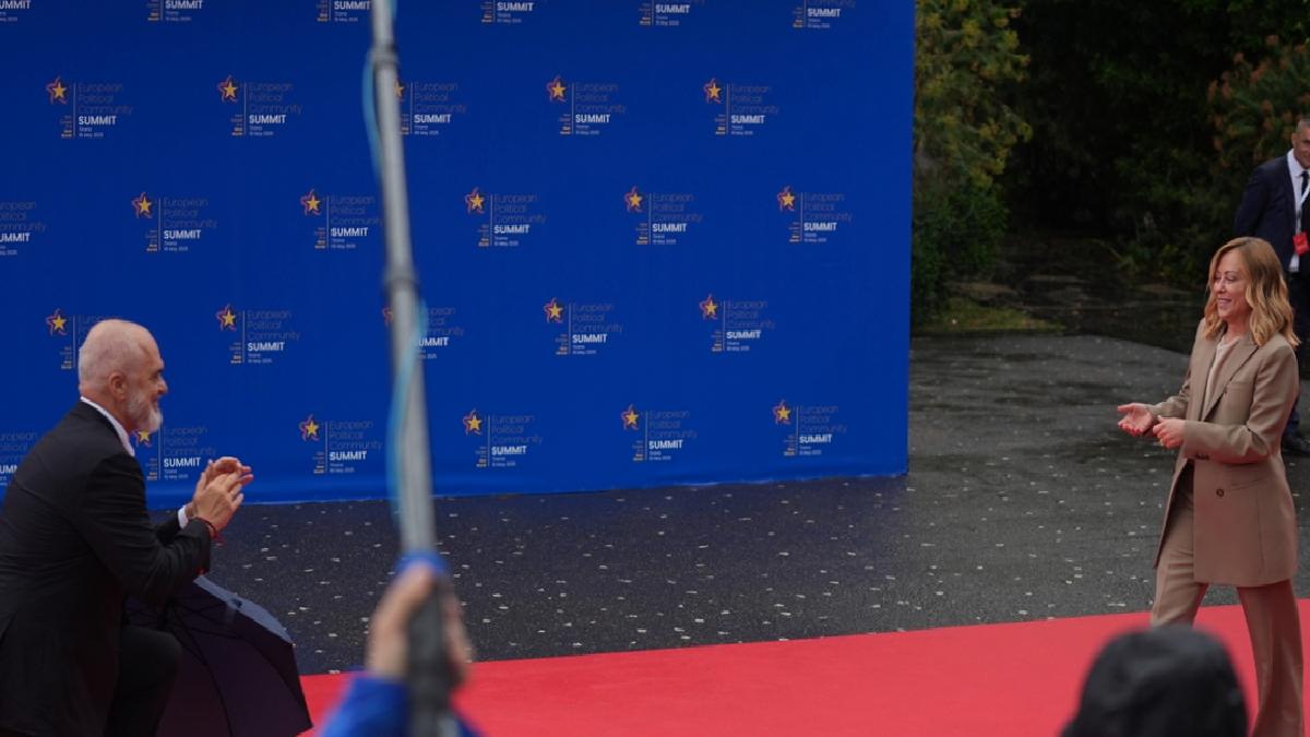 Edi Rama, Meloni’nin karşısında diz çöktü