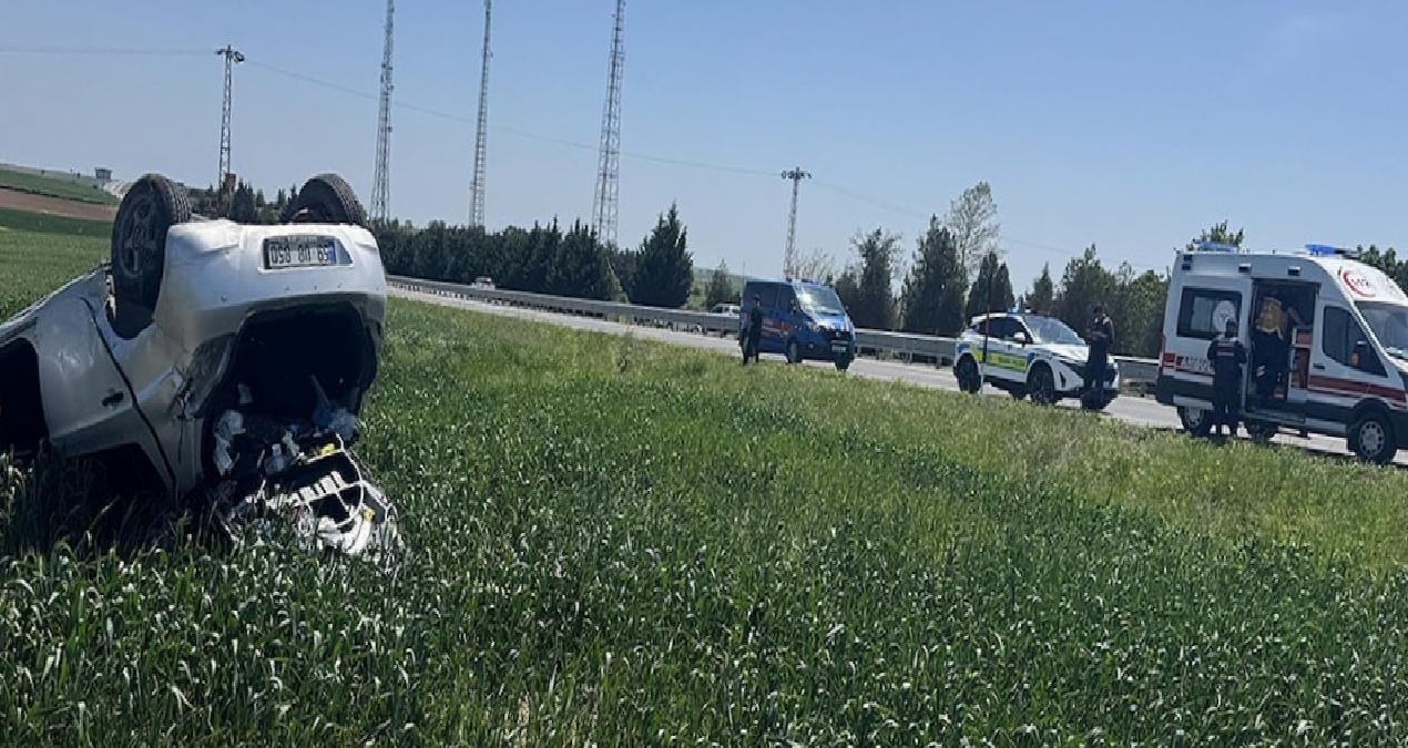 Edirne’de devrilen otomobildeki sürücü ve eşi yaralandı