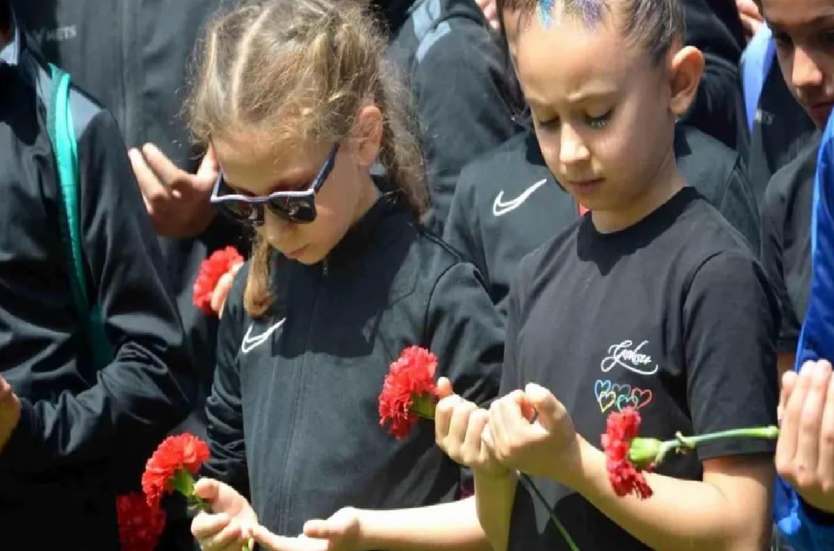 Efsane cimnastikçi Canbaş, karanfillerle anıldı