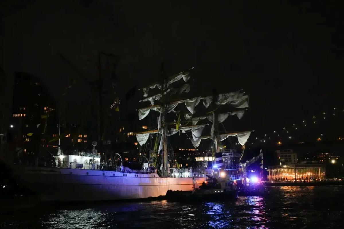 Eğitim Gemisi Brooklyn Köprüsü’ne Çarptı