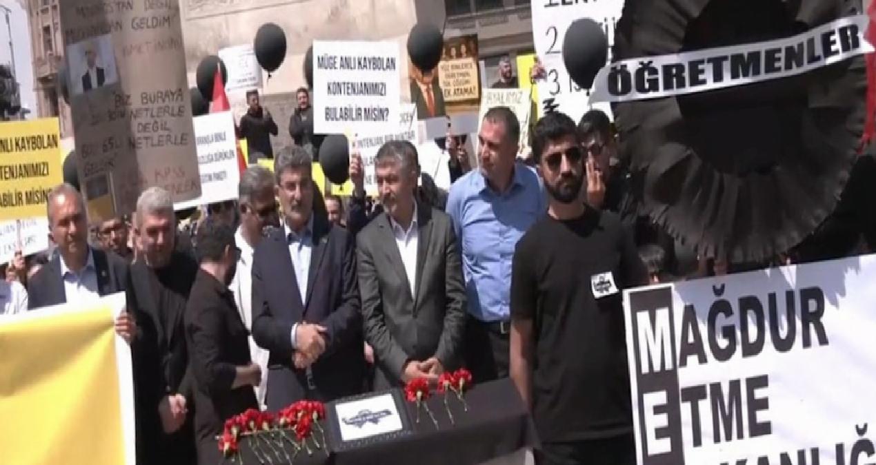 Ek atama isteyen öğretmenler Bakan Tekin’i ‘tabutla’ protesto etti