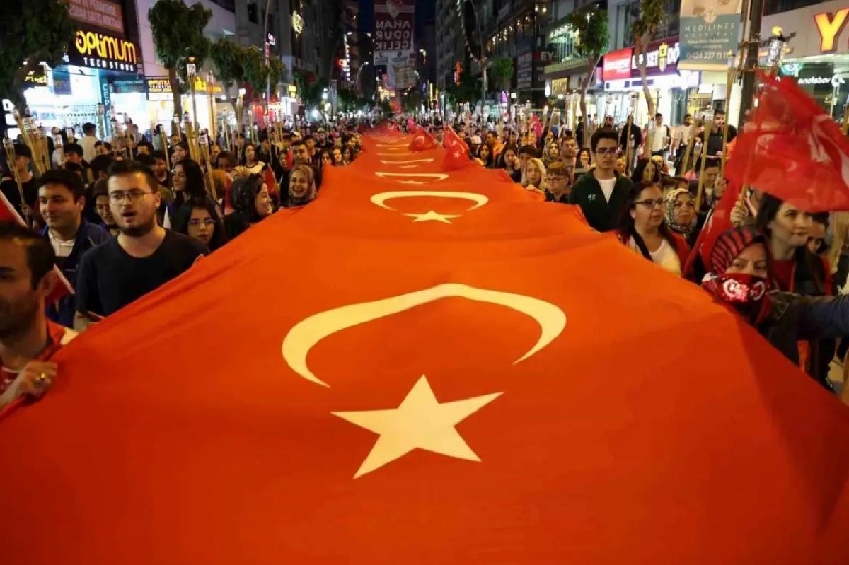 Elazığ’da 19 Mayıs Bayramı Fener Alayı ile Kutlandı