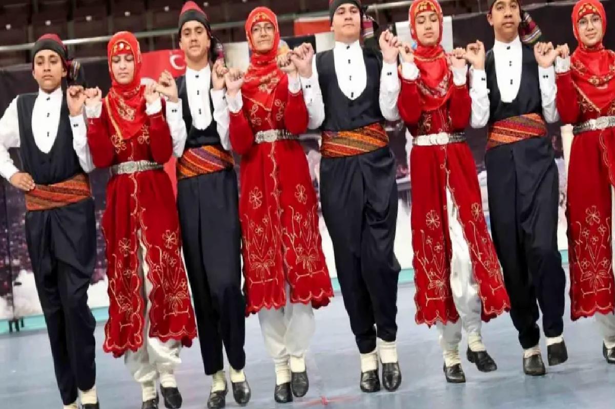 Elazığ’da Renkli Halk Oyunları Yarışması