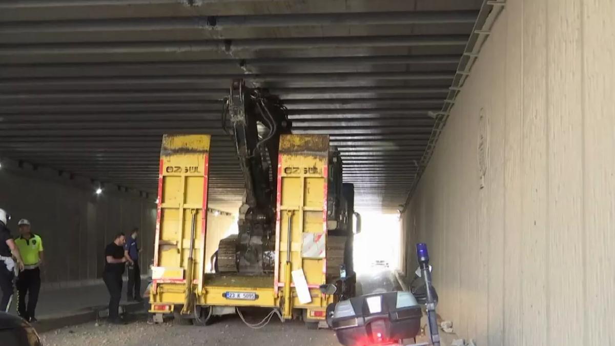 Elazığ’da TIR Alt Geçitte Sıkıştı