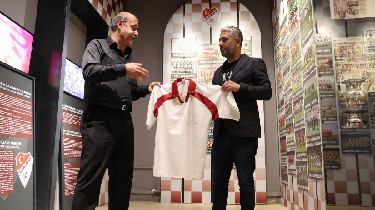 Elazığspor’un ilk kez Süper Lige çıktığı formayı, müzeye bağışladı