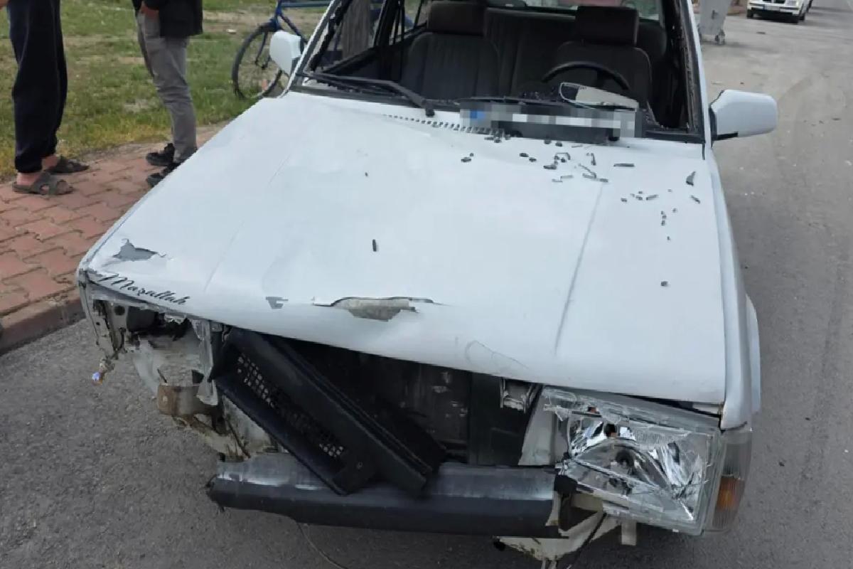 Elektrikli motosikletle otomobil çarpıştı: Sürücünün gözü çıktı