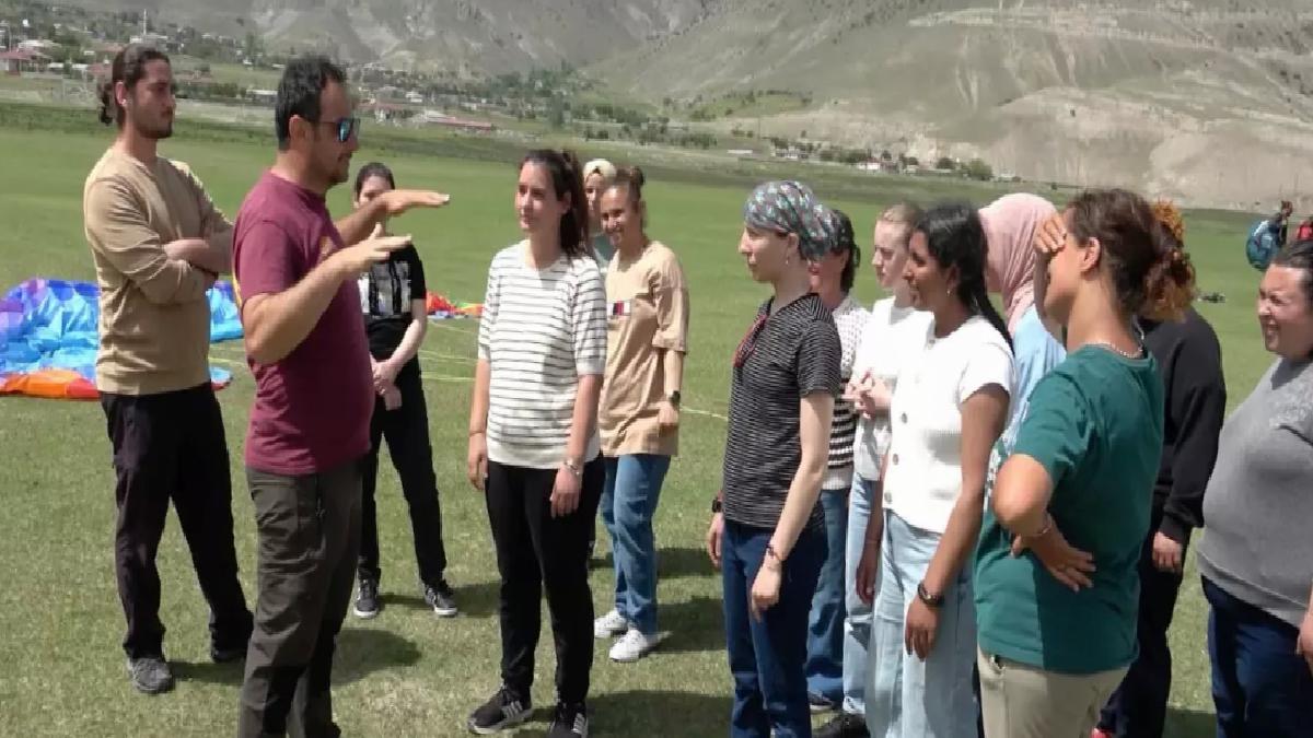 Engelli Kız Çocukları Yamaç Paraşütü ile Uçtu