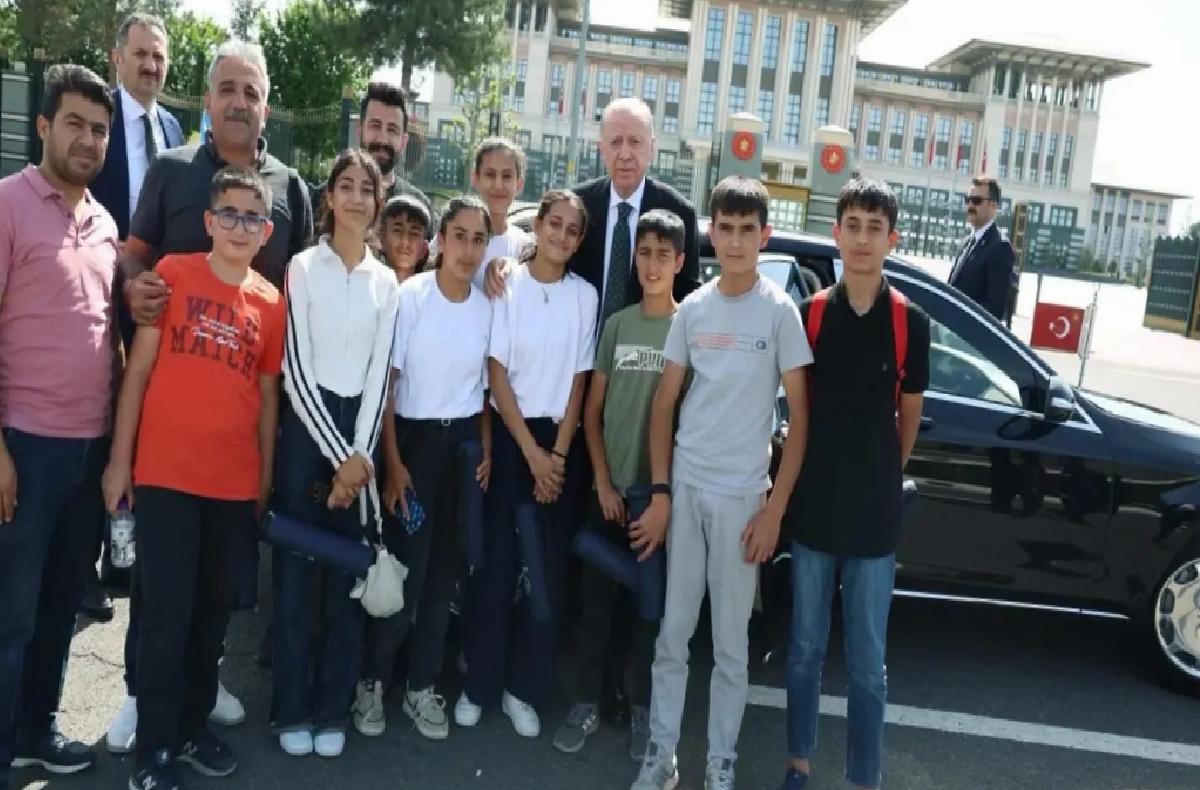 Erdoğan, 15 Temmuz Anıtı’nda Çocuklarla Buluştu