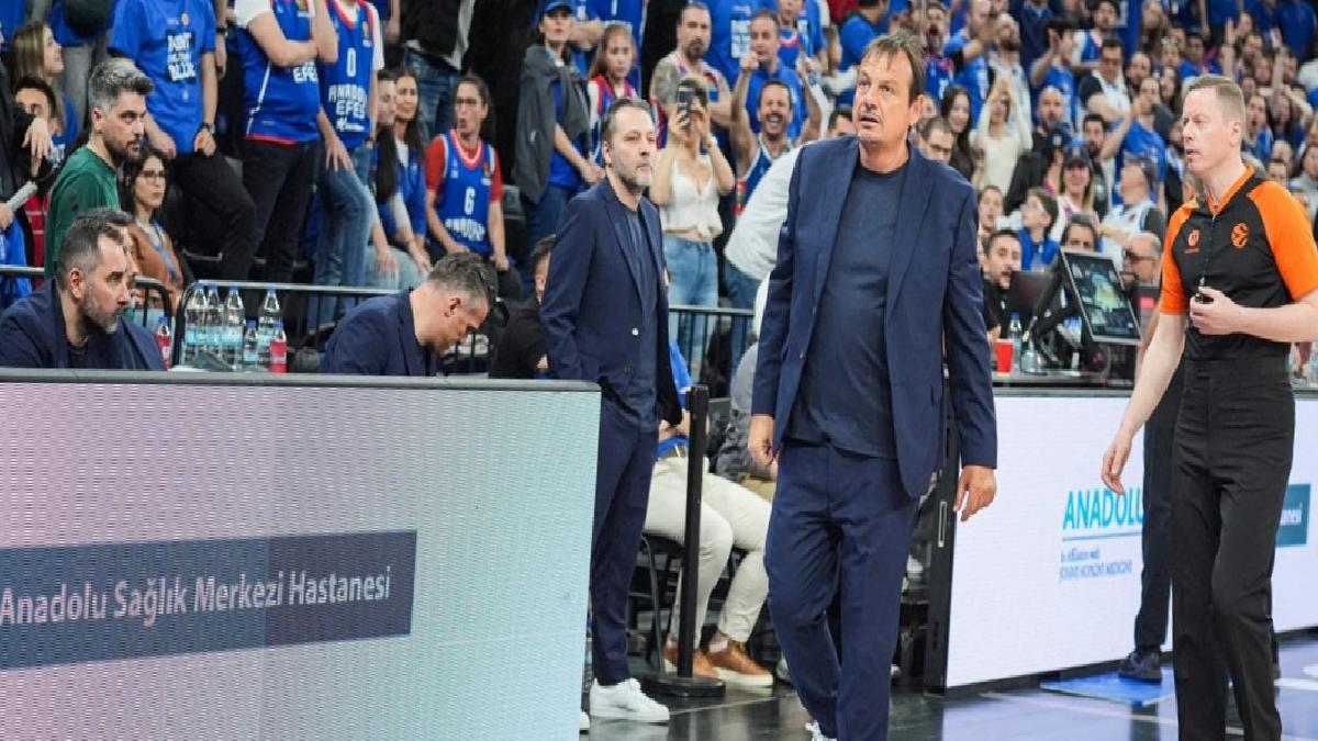 Ergin Ataman’dan şok sözler: Tribünlerle gerildi, sahayı terk etti