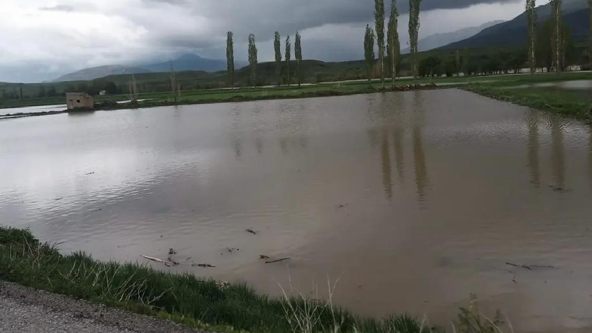 Erzincan’da Sağanak Tarım Arazilerini Su Bastı