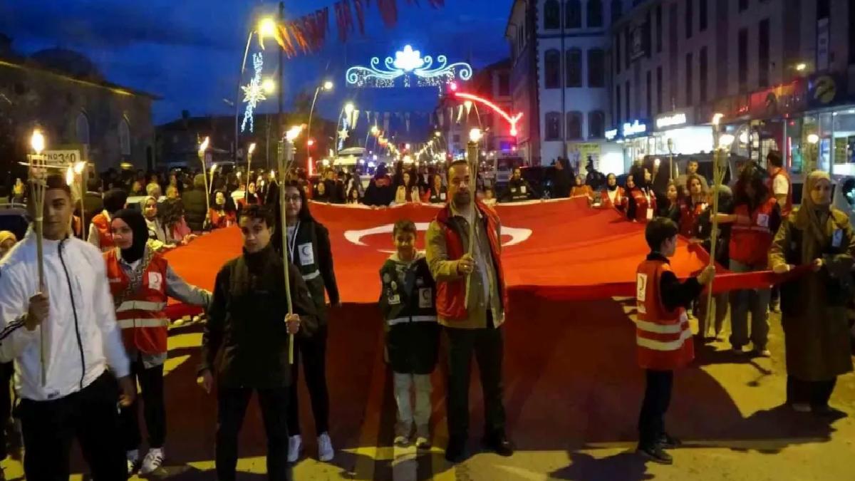 Erzurum’da Meşaleli Yürüyüş İle Bayram Coşkusu