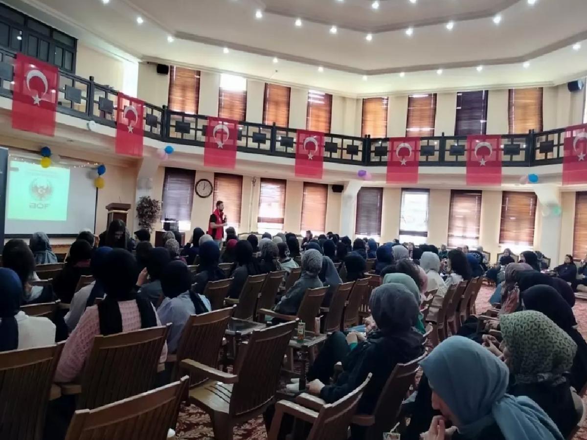 Erzurum’da polisler 900 lise öğrencisine “Gençlik ve Güvenli Gelecek” eğitimi verdi