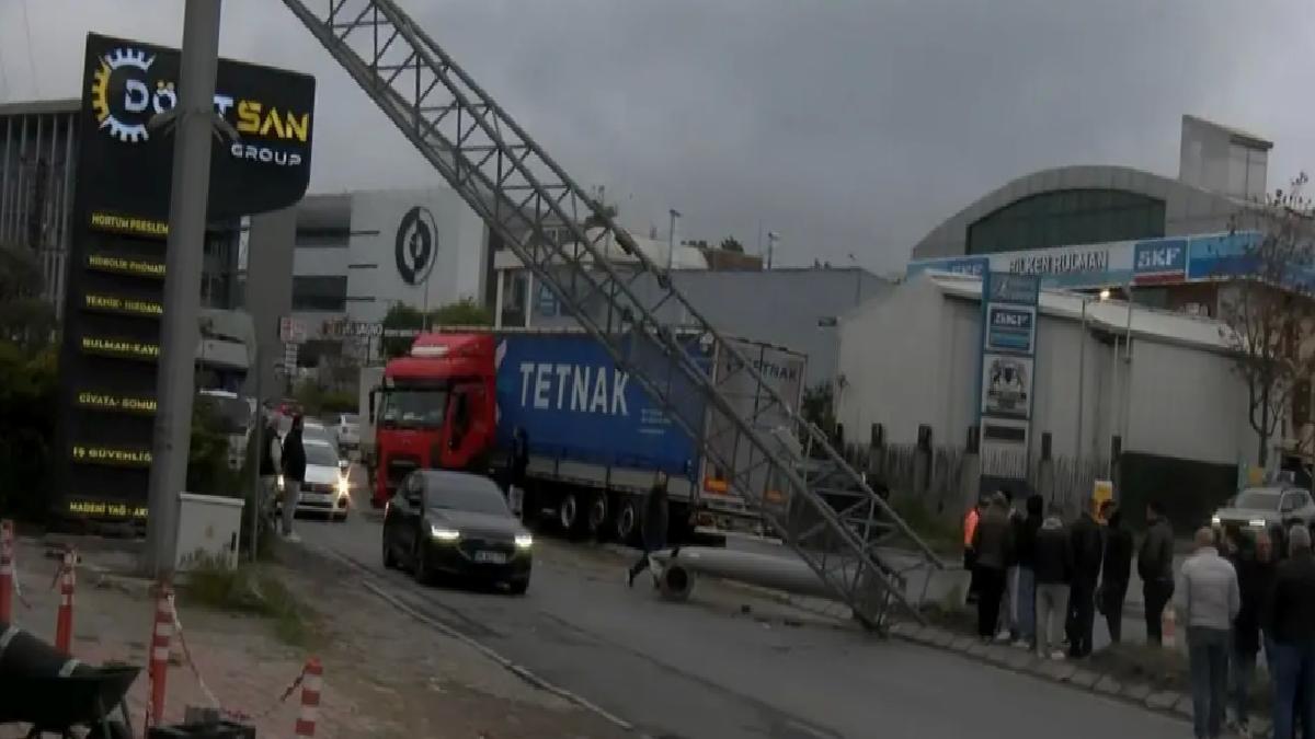 Esenyurt’ta TIR Kazası, Trafik Yoğunluğu Oluştu