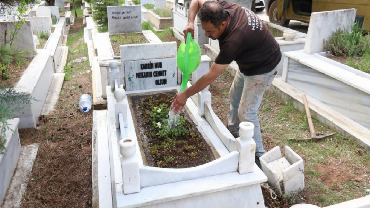 Eskişehir’de 300 mezara gözü gibi bakıyor: Avrupa’dan müşterileri var