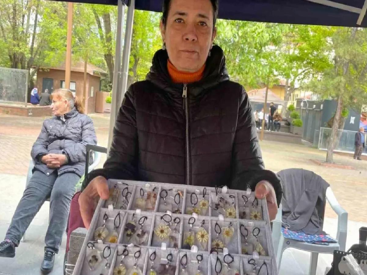 Eskişehir’de Canlı Çiçek Kolyeleri İlgi Gören El Sanatları