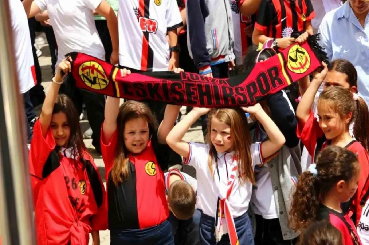 Eskişehirspor futbolcuları öğrencilerle buluştu