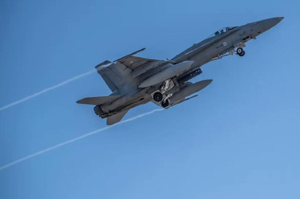 F/A-18 Hornet Savaşı Uçağı Düştü