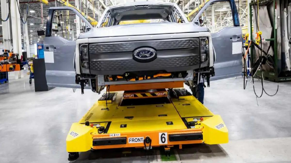 Fabrikalardan milyon dolarlık parça çalan Ford işçileri tutuklandı
