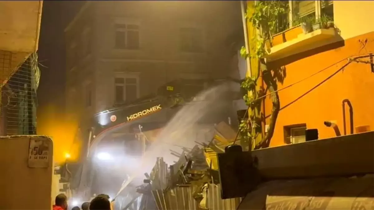 Fatih’te Çöken Metruk Bina Kontrollü Olarak Yıkıldı