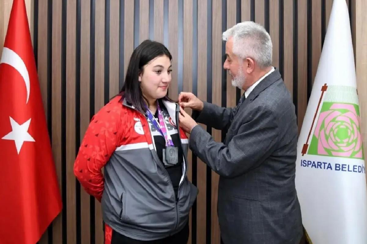 Fatma Gül Çevik, Gençler Dünya Halter Şampiyonası’nda Altın Madalya Kazandı
