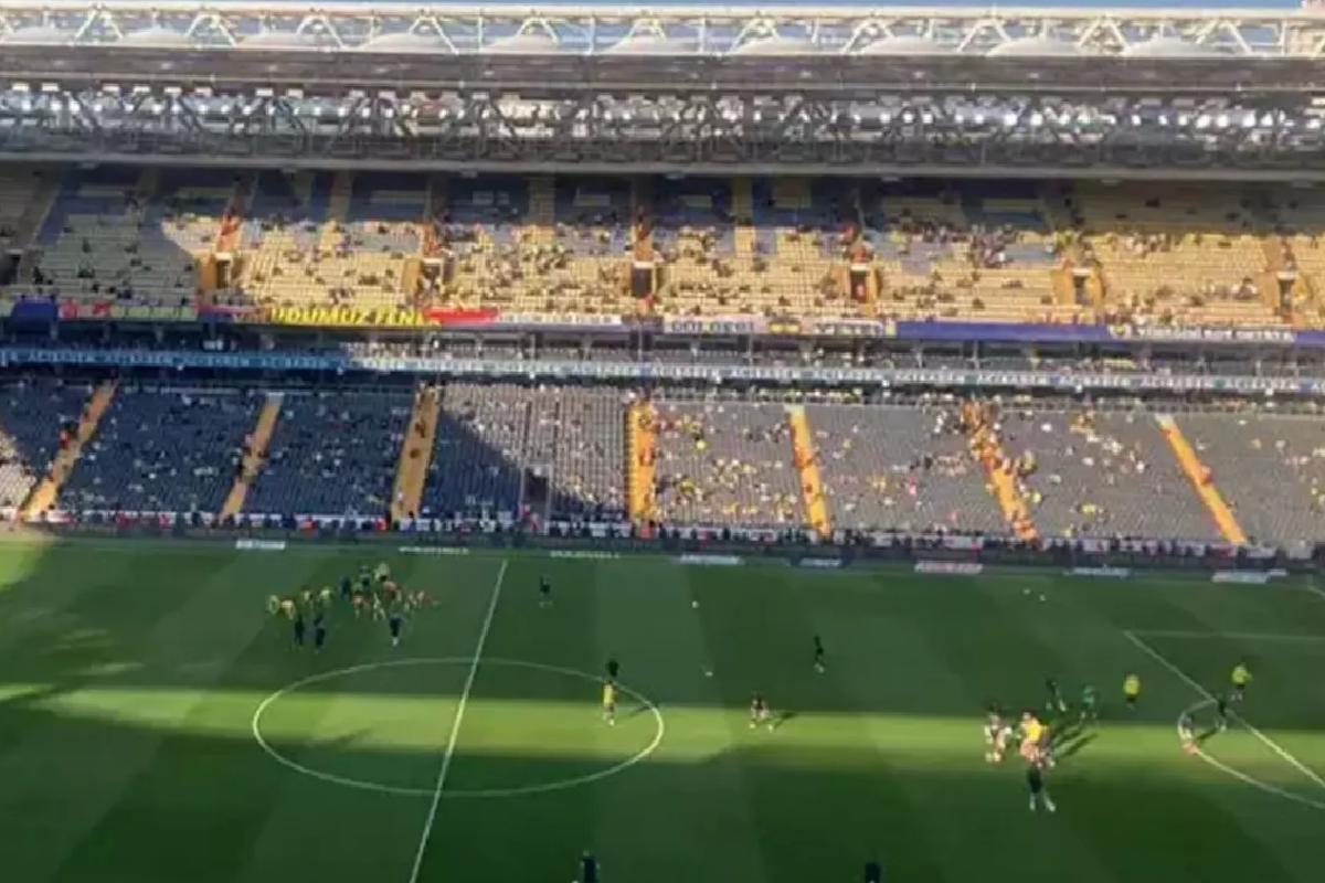 Fenerbahçe tribünleri maç başlar başlamaz futbolcuları ıslıkladı