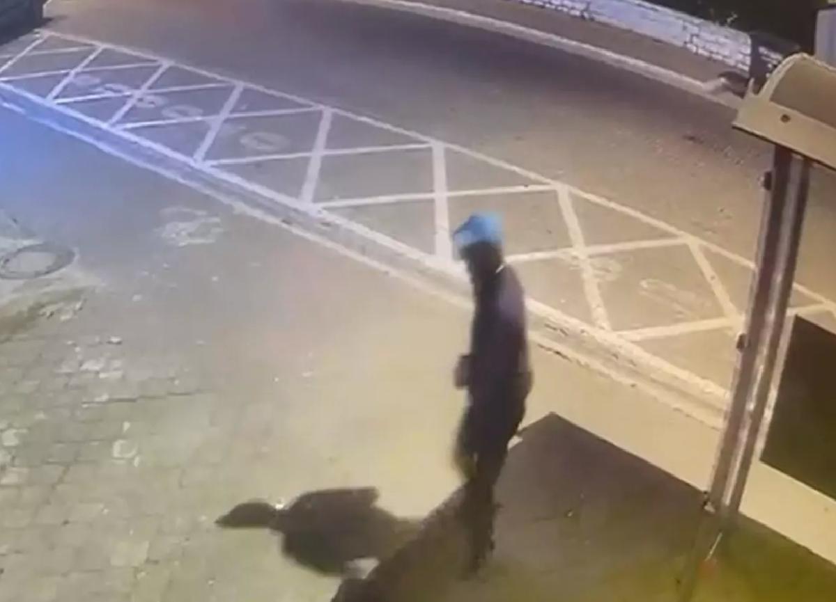 Fethiye’de AK Parti binasına taşlı saldırı