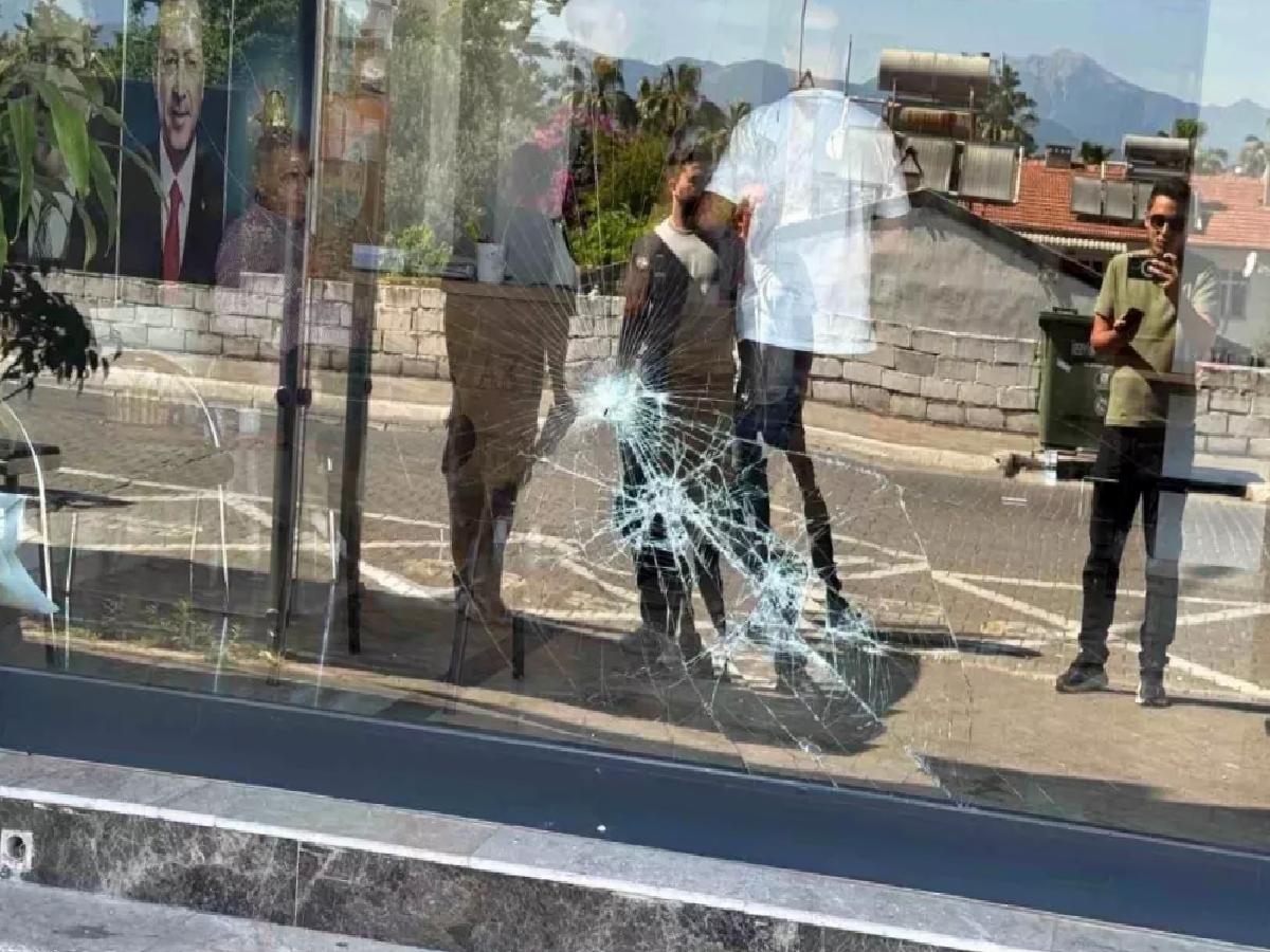Fethiye’de AK Parti Binasına Taşlı Saldırı