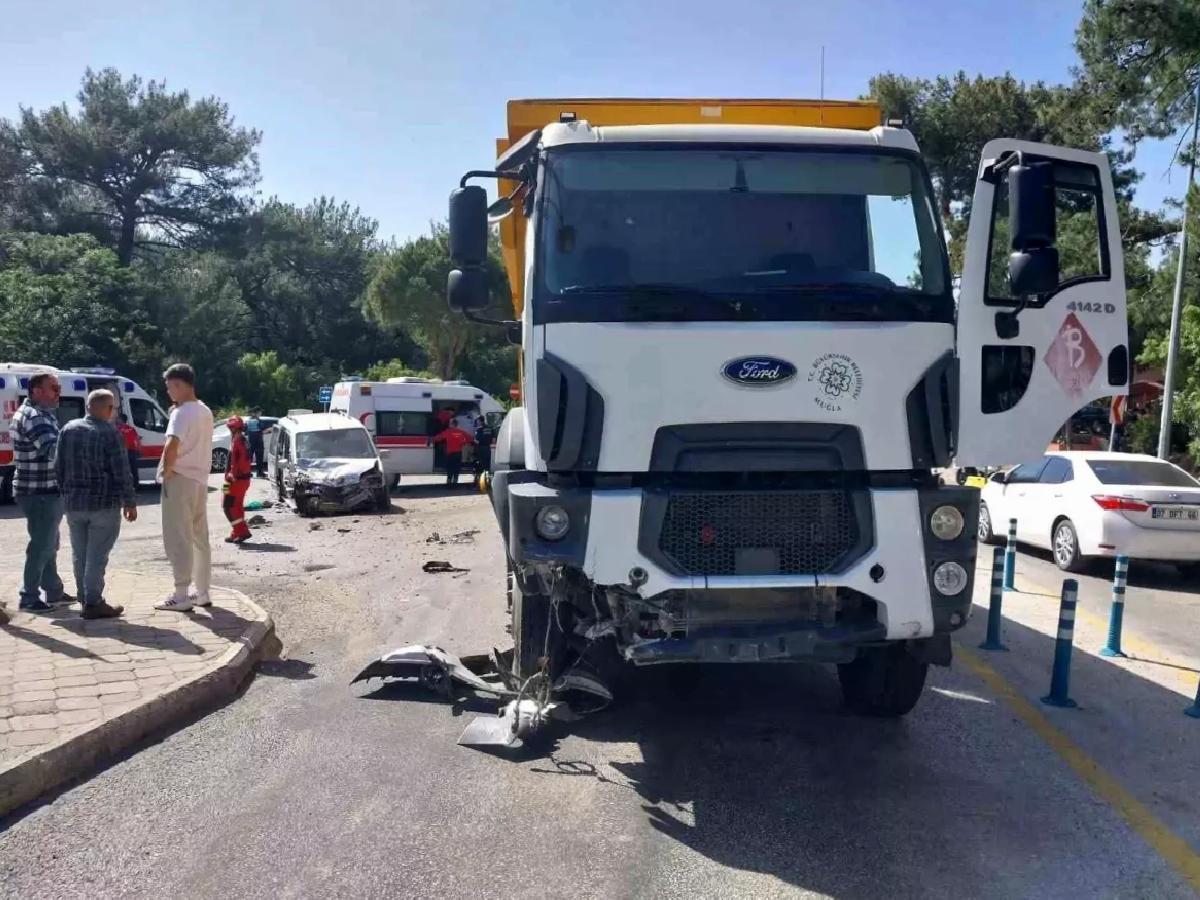 Fethiye’de Kamyon ve Kamyonet Çarpıştı: 2 Yaralı